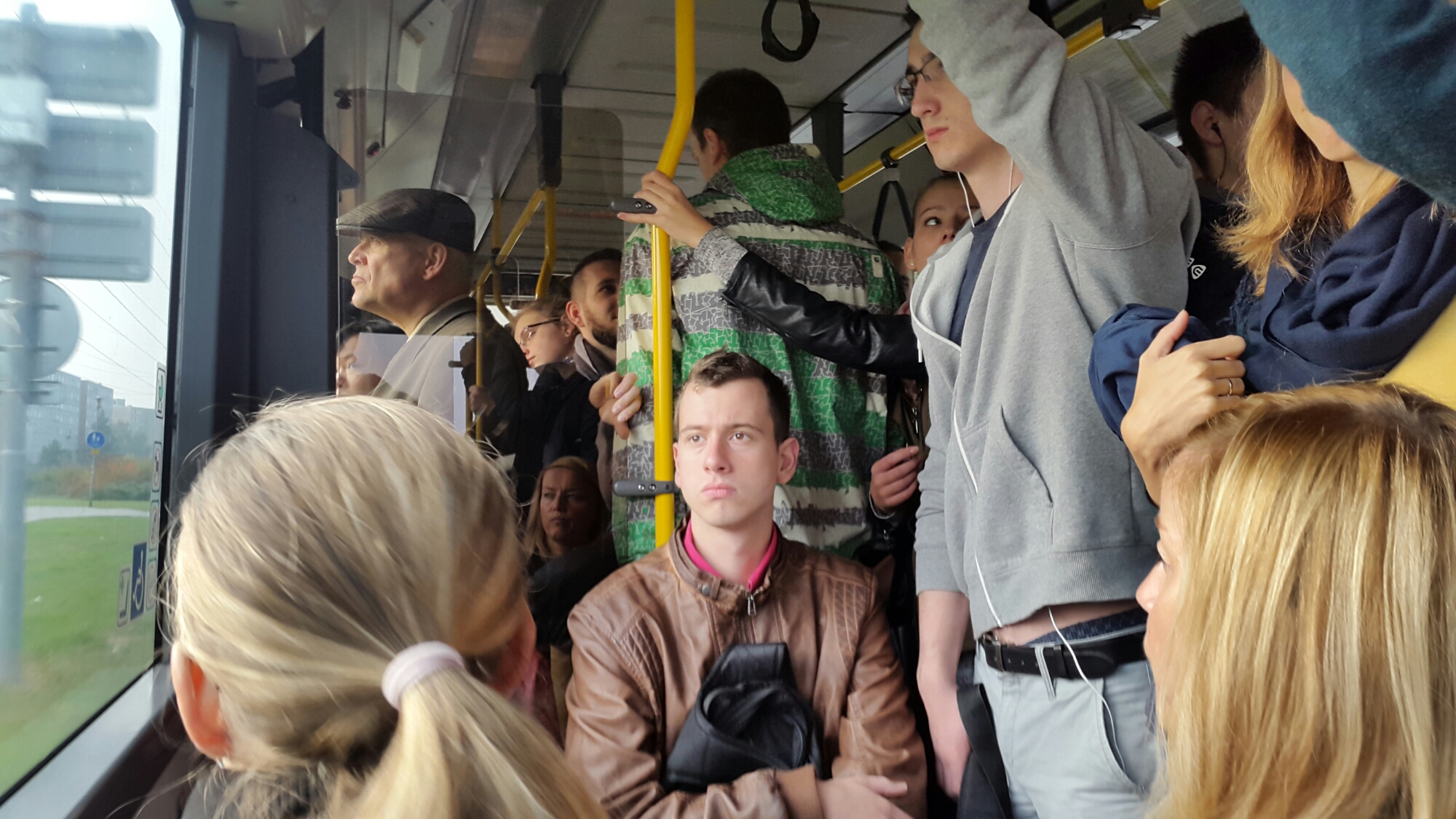 Люди в автобусе