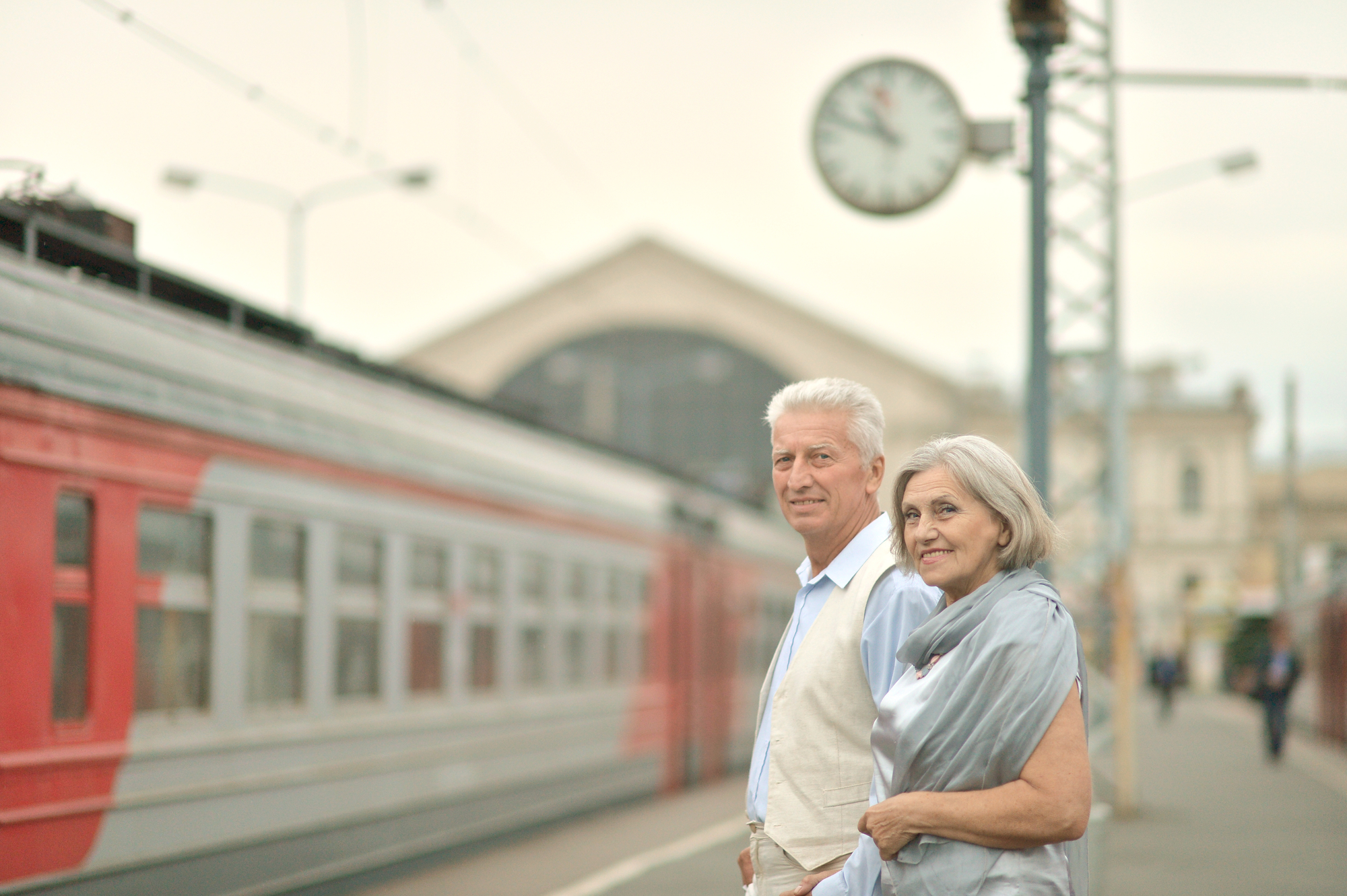 Льготы пенсионерам на ржд в 2024 году. Пенсионеры в поезде. Пожилая женщина на перроне. Пенсионеры в электричке. Пожилые пассажиры.