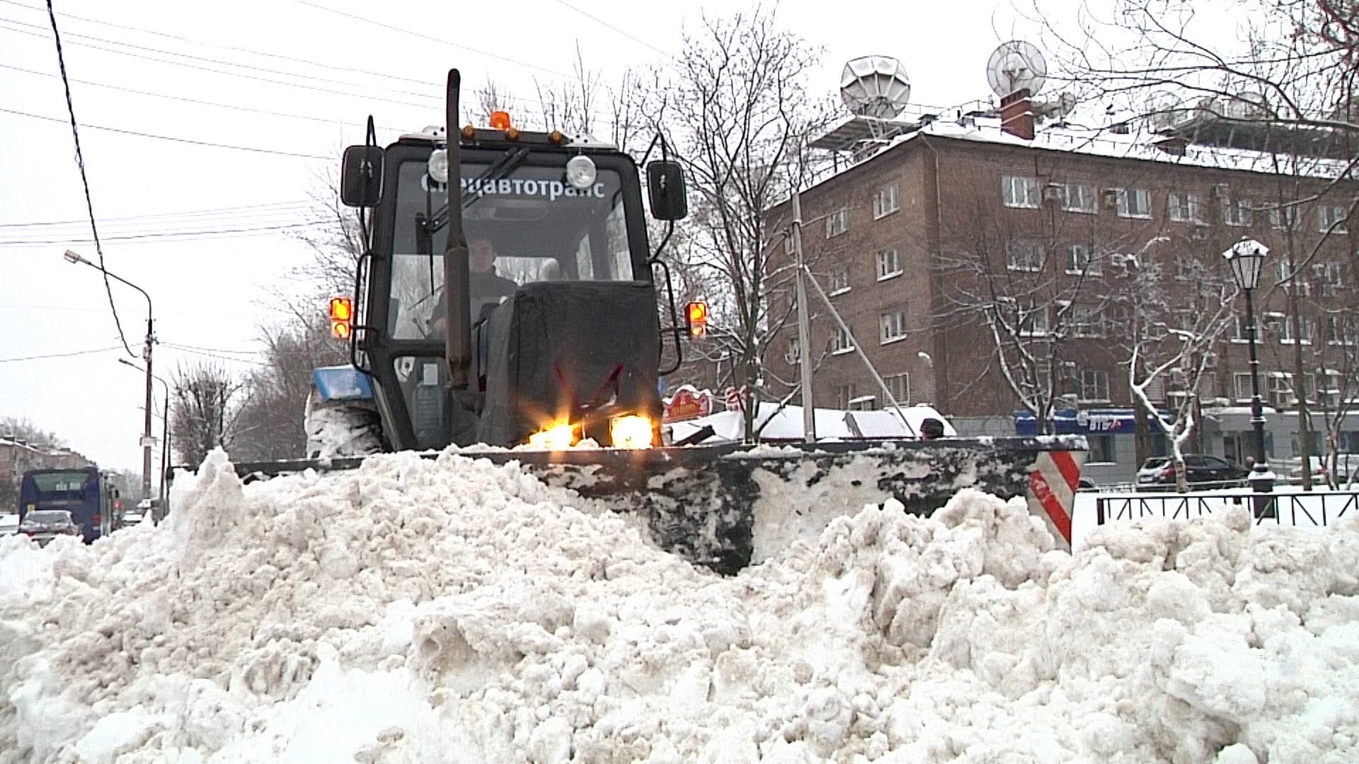 Уборка снега в снт. Уборка улиц Череповец. Уборка снега. Трактор для уборки снега. Уборка снега в городе.